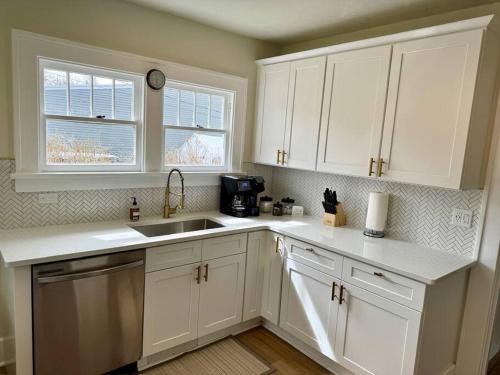 eine Küche mit weißen Schränken und einer Spüle in der Unterkunft Wyoming Freedom in Casper