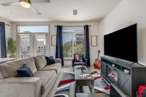 Gallery image of Romantic Condo facing Riverwalk with King Suite, Pet Friendly, free Parking Centrally Located in San Antonio