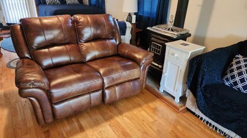 a brown leather chair sitting in a living room at Classic Charm Close To Lake in Canyon Lake