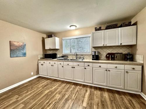 Dapur atau dapur kecil di Foothill Wine Country Gem