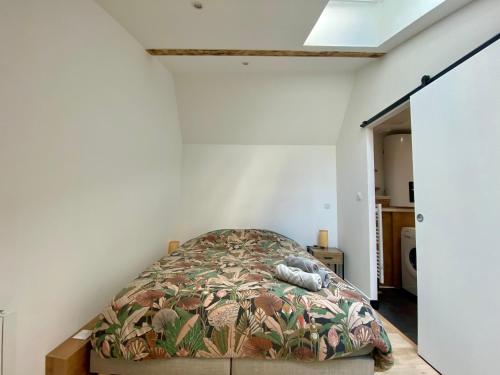 - une chambre avec un lit dans un mur blanc dans l'établissement La Tanière - 341, à Rouen