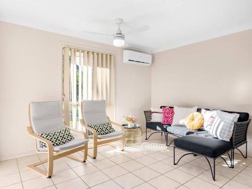 a living room with two chairs and a couch at Spacious 3 bed Retreat 1min to Mall Sunnybank Hill in Brisbane