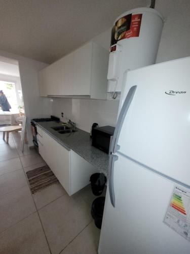 Dapur atau dapur kecil di Depto 41 Zona Plaza Paso con opcion de Cochera by Lofter
