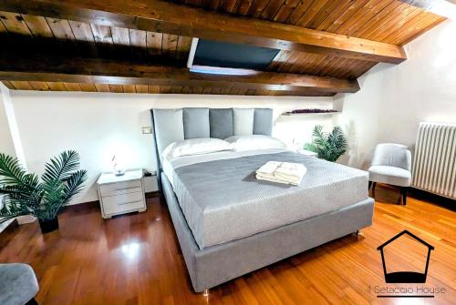 Ένα ή περισσότερα κρεβάτια σε δωμάτιο στο Il Setaccio House