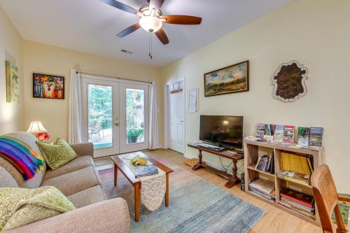 Una televisión o centro de entretenimiento en Charming Charlottesville Apt with Outdoor Space!