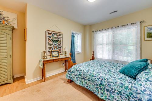 Una cama o camas en una habitación de Charming Charlottesville Apt with Outdoor Space!