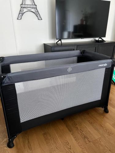 un lit noir avec une télévision dessus dans l'établissement Disney-Bord de Marne-Parking Privé, à Meaux