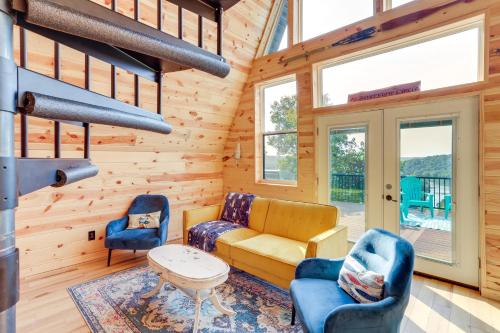 Un lugar para sentarse en A-Frame Hardy Cabin with Spring River Views!