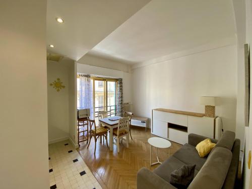 un salon avec un canapé et une table dans l'établissement Nice Hypercentre- Joli 2Pièces, à Nice