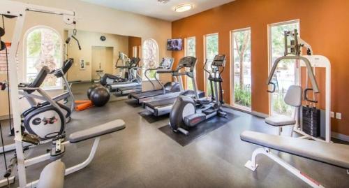 Fitness centrum a/nebo fitness zařízení v ubytování Modern Suitevipwifipool2 King Bedsac