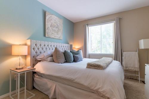 a bedroom with a large white bed with a window at Luxury Modern Suite, Kingbed, Fast Wifi in Santa Clarita
