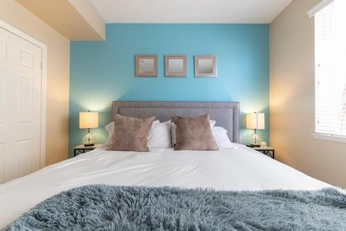 una camera da letto con un letto grande con una parete blu di Luxury Suite, Fast Wifi, King Bed, Pool And Spa a Santa Clarita