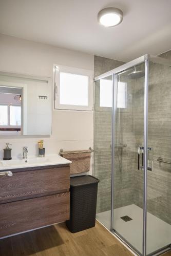 a bathroom with a shower and a sink at Apartment Ocean Albir in Albir