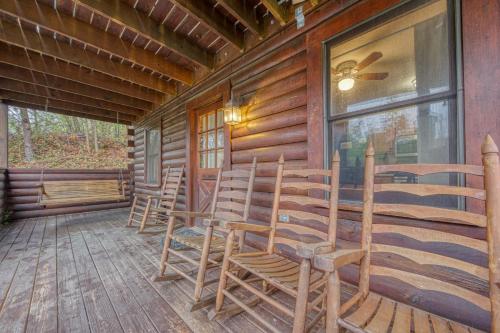 ピジョン・フォージにあるER24 - Honeysuckle Holler - Great Location,,Close to town cabinの小屋の玄関に座る椅子