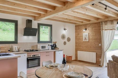 Il comprend une cuisine et une salle à manger avec une table. dans l'établissement Chalet Marie situé 25km Chamonix, à Saint-Gervais-les-Bains