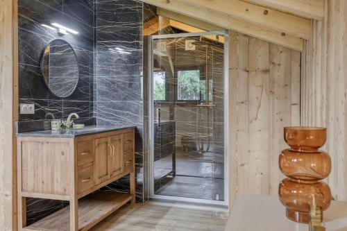 łazienka z prysznicem, umywalką i lustrem w obiekcie Chalet Marie situé 25km Chamonix w mieście Saint-Gervais-les-Bains