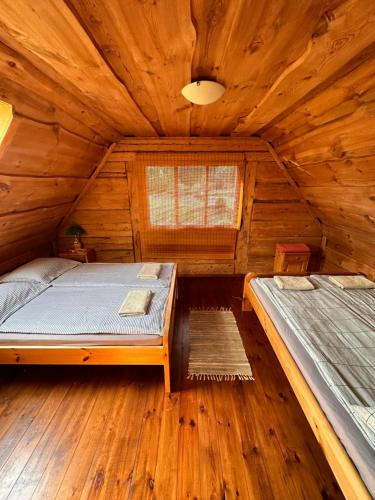 Priežmuiža في بافيلوستا: غرفة نوم مع سرير في كابينة خشبية