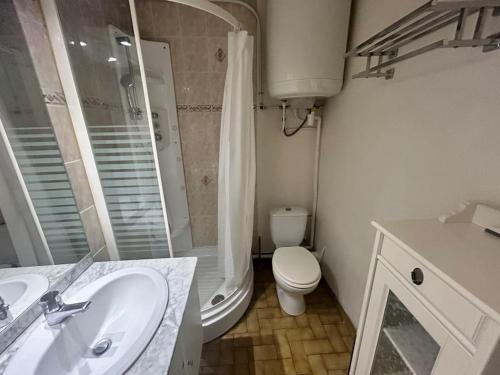 une salle de bain avec toilettes, lavabo et douche dans l'établissement Appartement Village Camargue, au Grau-du-Roi