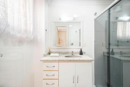 Koupelna v ubytování GRJA032- Tranquilidade na Av. Atlântica com 4Q+3WC