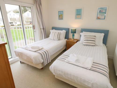 two beds in a room with a window at Whitfield P7 in Yarmouth