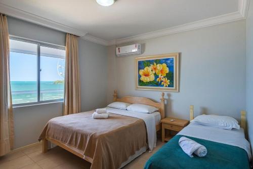 zwei Betten in einem Zimmer mit Meerblick in der Unterkunft GRJA051- Incrível vista mar | Localização perfeita in Balneário Camboriú