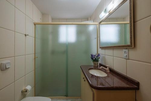ein Badezimmer mit Dusche, Waschbecken und Toilette in der Unterkunft GRJA051- Incrível vista mar | Localização perfeita in Balneário Camboriú