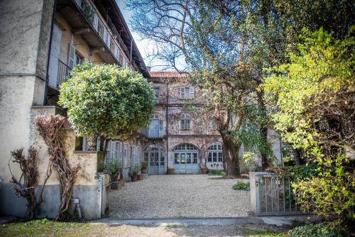 an old building with a gate in front of it at Casa Abelli Monolocale in centro ad Alpignano in Alpignano