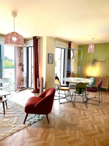 un salon avec un canapé, des chaises et une table dans l'établissement Magnifique appartement vue îles et océan-seaside-, à Châtelaillon-Plage