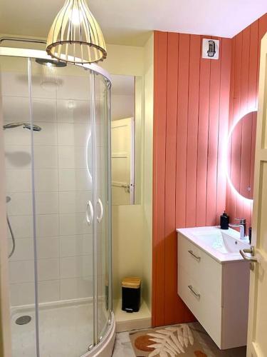 une salle de bain avec douche et lavabo dans l'établissement Magnifique appartement vue îles et océan-seaside-, à Châtelaillon-Plage