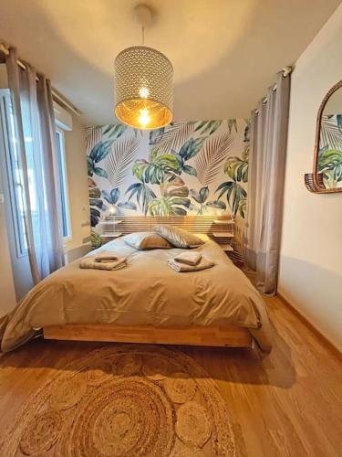 - une chambre dotée d'un grand lit et d'une grande fresque murale dans l'établissement Magnifique appartement vue îles et océan-seaside-, à Châtelaillon-Plage