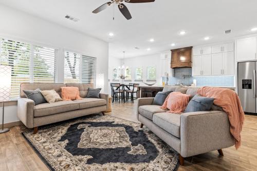 a living room with two couches and a kitchen at Arlington Retreat in Arlington