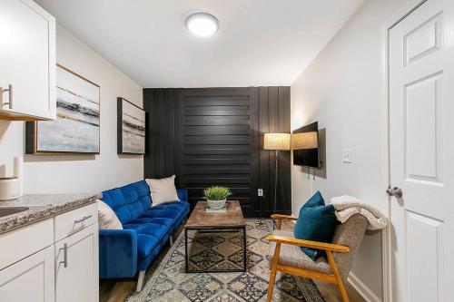 Гостиная зона в Charming 2BR Retreat-Free Parking