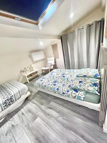 - une chambre avec un lit dans l'établissement Fabulous Apartment AC Lovely Terrace 10 min Paris, à Vitry-sur-Seine