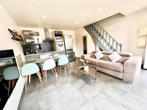 un salon avec un canapé et une table dans l'établissement Fabulous Apartment AC Lovely Terrace 10 min Paris, à Vitry-sur-Seine