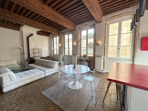 un salon avec une table et un canapé dans l'établissement Loft cosy - 2 chambres - Vieux Lyon, à Lyon