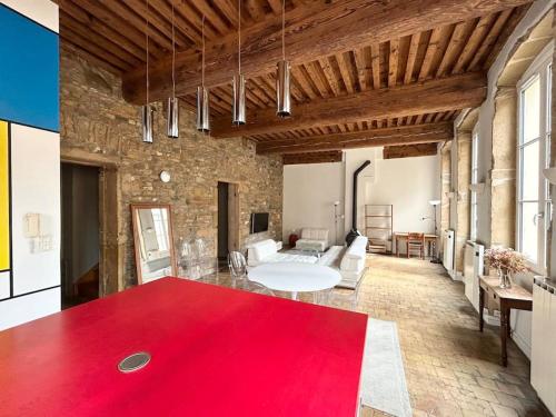 - un grand salon avec un tapis rouge dans l'établissement Loft cosy - 2 chambres - Vieux Lyon, à Lyon