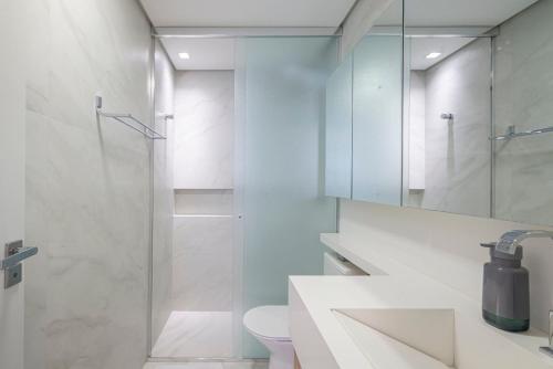 ein Badezimmer mit Glasdusche und Toilette in der Unterkunft LFYT135-Alto padrão localização ideal Av Atlântica in Balneário Camboriú