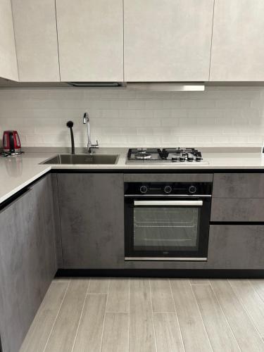 Η κουζίνα ή μικρή κουζίνα στο Deluxe comfortable suite with balcony Downtown