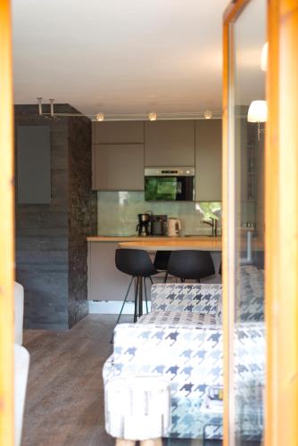 - une cuisine avec un lit et deux chaises dans une chambre dans l'établissement Les Fermes Mégevannes, à Megève