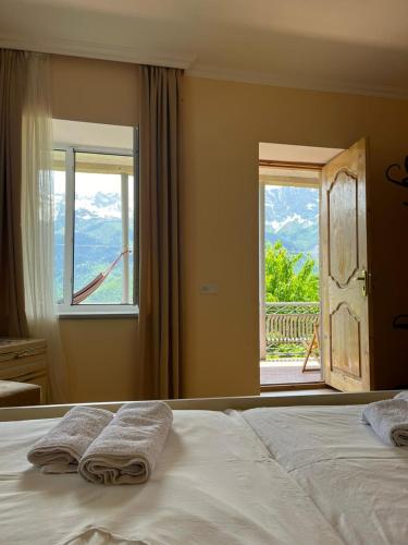 Postel nebo postele na pokoji v ubytování Guesthouse in Lankhvri
