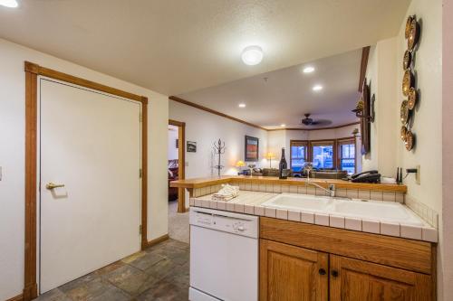 Ảnh trong thư viện ảnh của Downtown 2 Bedroom Town Lift by All Season Resorts Lodging ở Park City