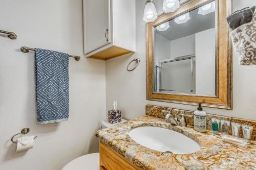 Ένα μπάνιο στο Cozy Ruidoso Condo with Deck about 2 Mi to Cedar Creek!