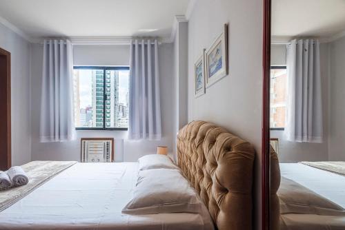 Un dormitorio con una cama grande y una ventana. en GDGT121-Conforto com 3Q+3WC+2vagas e churrasqueira, en Balneário Camboriú