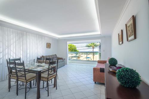 a dining room and living room with a table and chairs at GRJA011- Frente ao mar | Localização ideal com 3Q in Balneário Camboriú