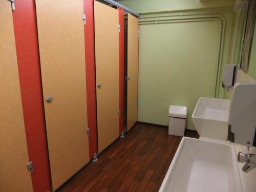 a bathroom with two sinks and two toilets at Gîte des Grands Causses in Millau