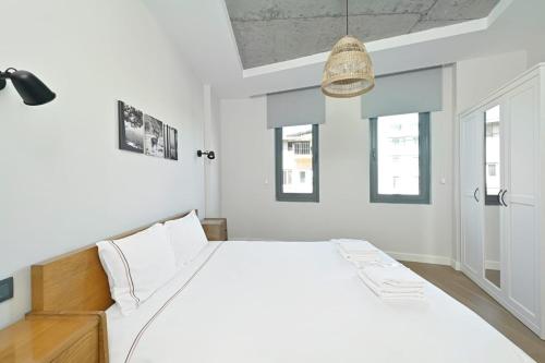 Bright Modern 1bd Cool New Scenic Balcony! #185