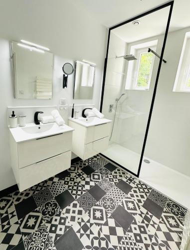 une salle de bain blanche avec deux lavabos et une douche dans l'établissement Maison vacance en Périgord, à Saint-Astier