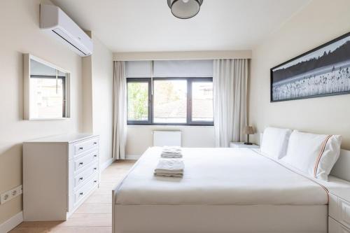 Postel nebo postele na pokoji v ubytování Modern Prime Location 1bed Bright Home! #243