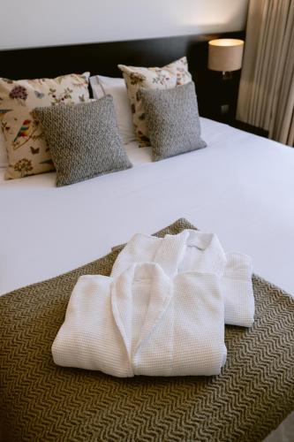 two beds with white towels sitting on top of them at Hotel Conde de Agueda in Águeda