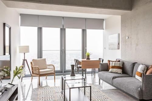 Trendy Cool Bright Studio Parking PoolViews! #254